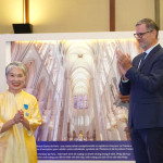 Chị Khuất Thị Hải Oanh được Chính phủ Pháp trao tặng Huân chương Quốc Công – Tước Hiệp sỹ