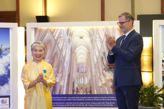 Chị Khuất Thị Hải Oanh được Chính phủ Pháp trao tặng Huân chương Quốc Công – Tước Hiệp sỹ