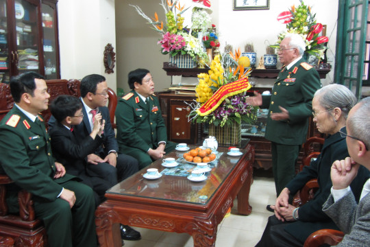 Đại tướng Bộ trưởng Bộ Quốc Phòng Phùng Quang Thanh chúc mừng ông Khuất Duy Tiến